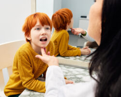 ¿Cuándo llevar a mi hijo al logopeda? Señales de alerta que debes conocer - Centro Logos